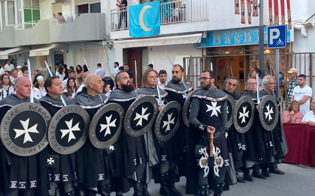 La filà Guerrers Hospitalaris de Dénia conquista miradas en el Desfile de Gala de Moraira